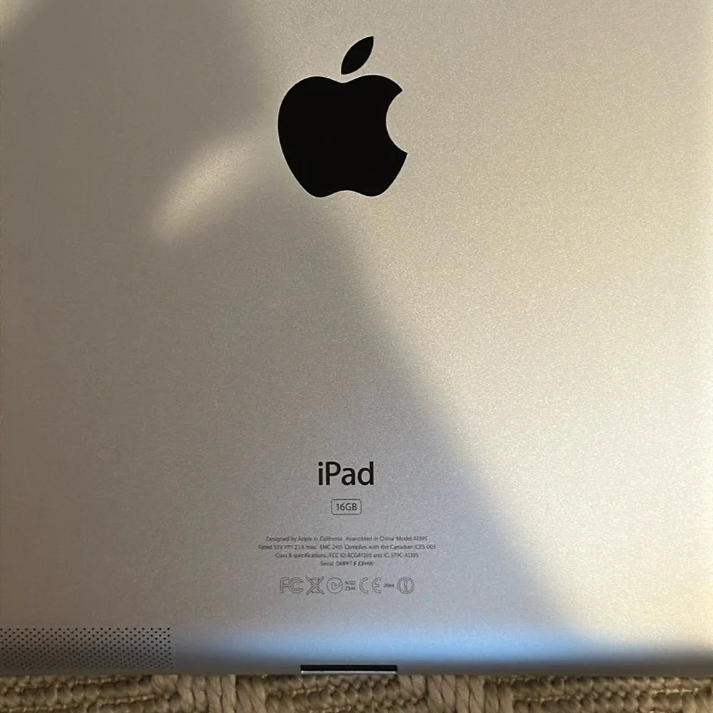 iPad 2nd gen - 16GB- with blue magnetic Apple ScreenProtector/ Cover